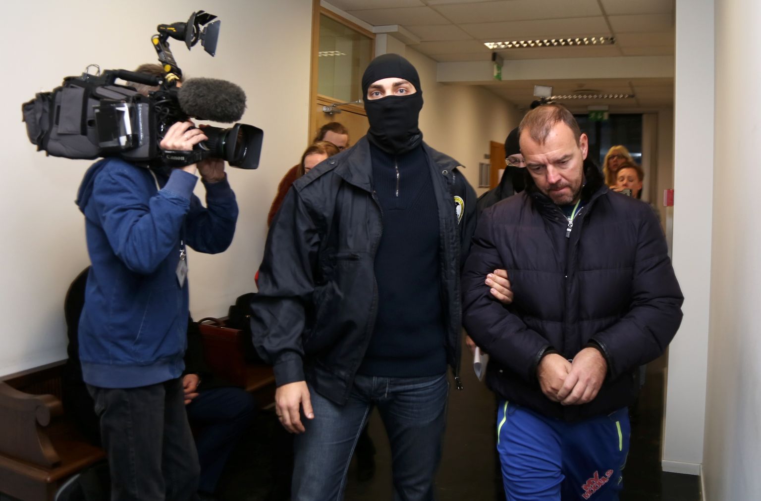Korupcijas novēršanas un apkarošanas biroja aizturētais uzņēmējs Māris Martinsons tiek konvojēts pēc tiesas sēdes Rīgas pilsētas Vidzemes priekšpilsētas tiesā, kur viņam piemēroja drošības līdzekli - apcietinājumu.