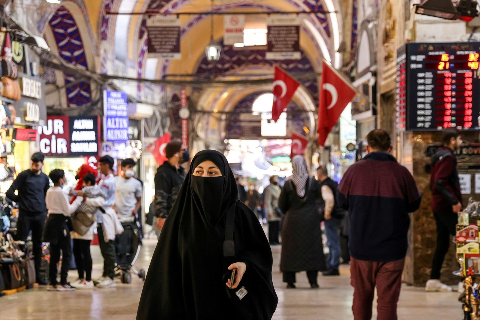 Inimesed Istanbuli Grand Bazaari turul 26.11.2021