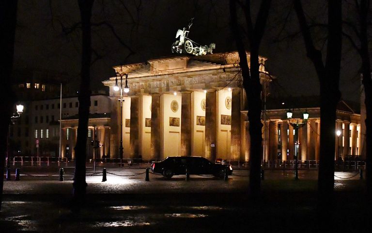 President Obama ametiauto möödumas Brandenburgi värvatest. Eile õhtul oli presidendil ja kansler Merkelil eraviisiline õhtusöök. FOTO: AFP/Scanpix