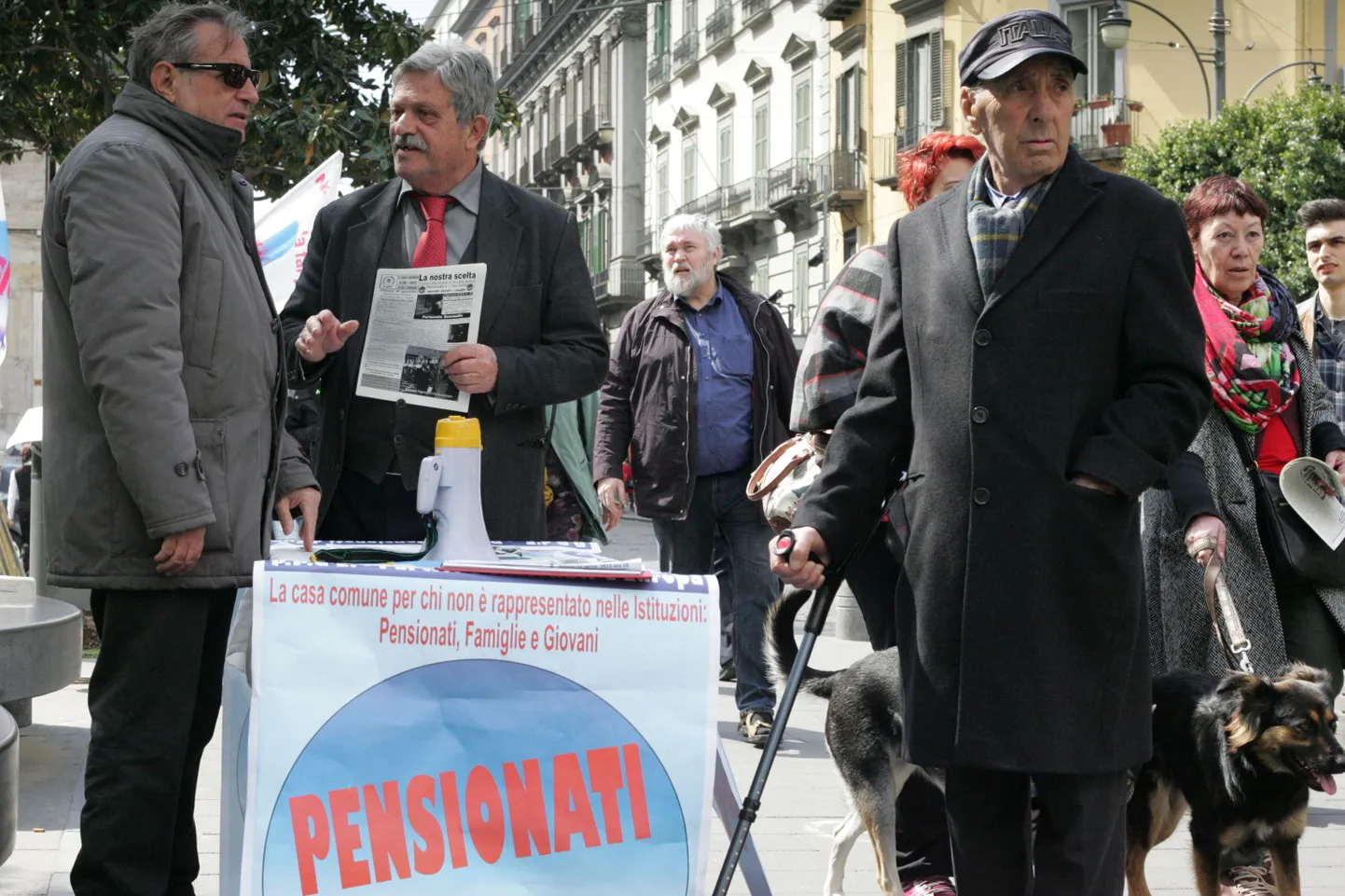 Пенсионеры в Неаполе протестуют против маленьких пенсий.