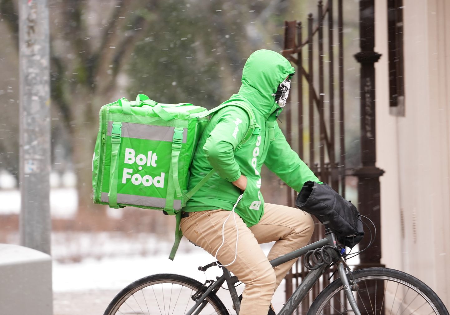 "Bolt Food" kurjers uz velosipēda Elizabetes ielā.