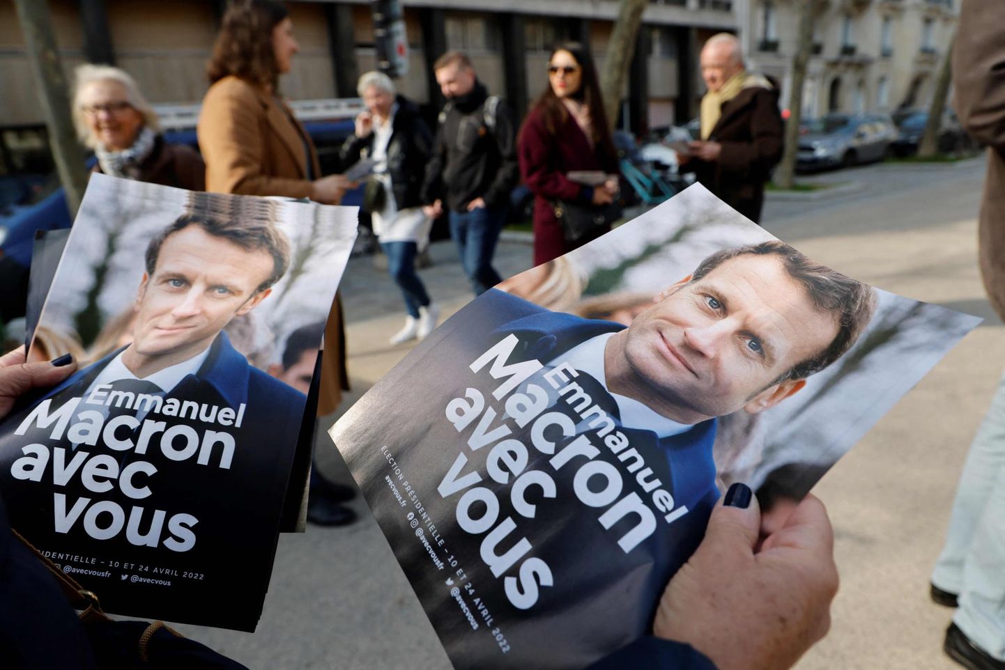Macroni koduerakonna La République en marche vabatahtlikud jagamas Macroni näoga plakateid üleeile Pariisi kesklinnas.