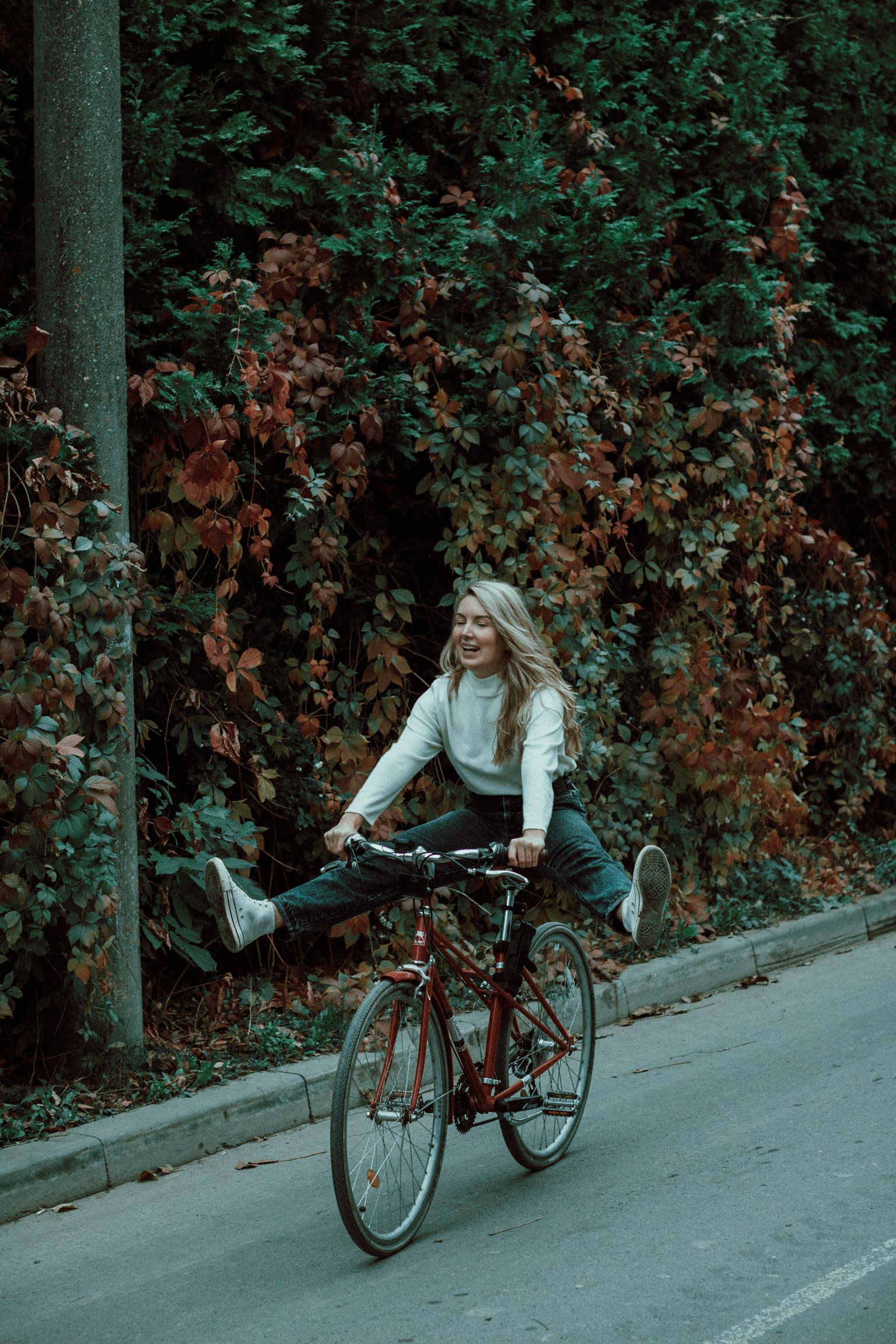 Sieviete uz velosipēda