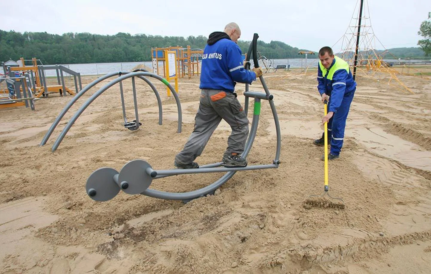 Mõned mänguväljakul olevad vahendid sobivad ka täiskasvanutele. See foto on tehtud mõni päev enne väljaku avamist, kui seal askeldasid veel ehitajad.
