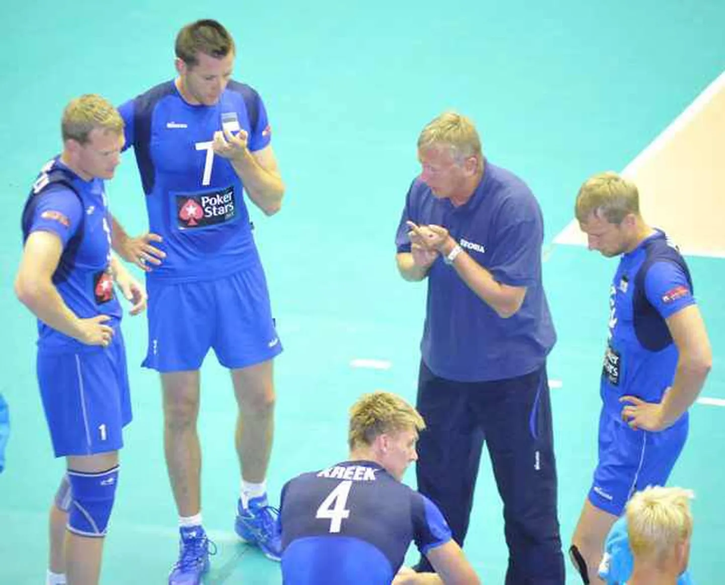 Eesti võrkpallikoondis time-out'i ajal.
