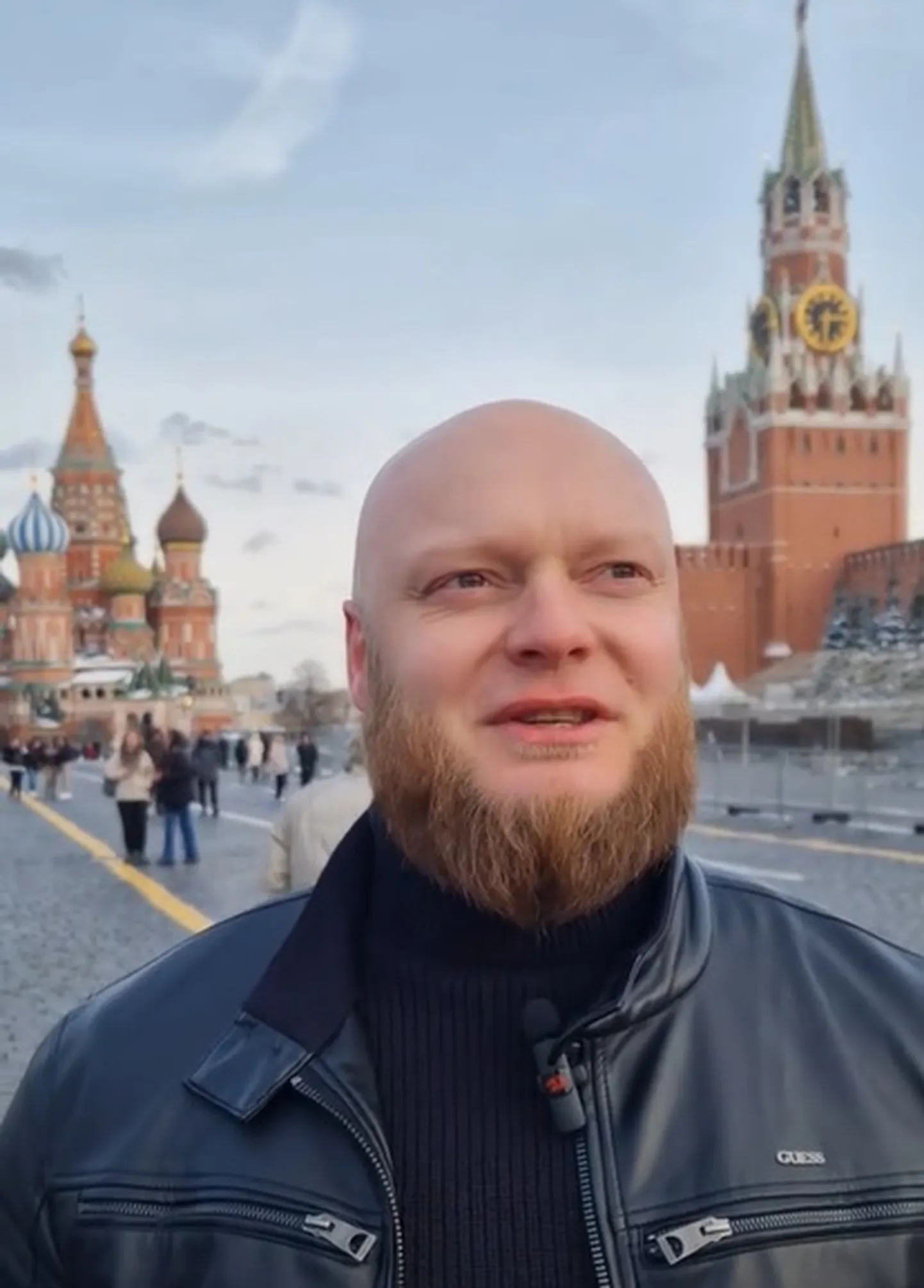 Высланный из Эстонии националист позирует на фоне Кремля