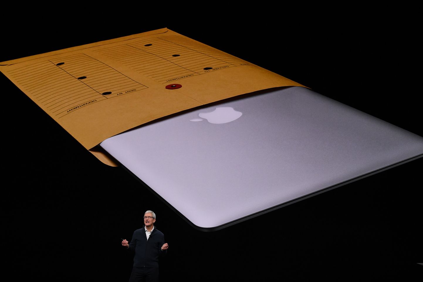 Apple CEO Tim Cook ja uus MacBook Air
