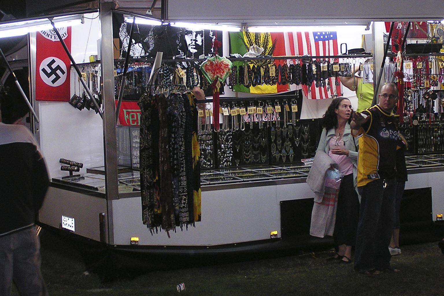 Haakristilipp müügikioskis Gladstone Harbouri festivalil Queenslandis. Foto on illustratiivne.