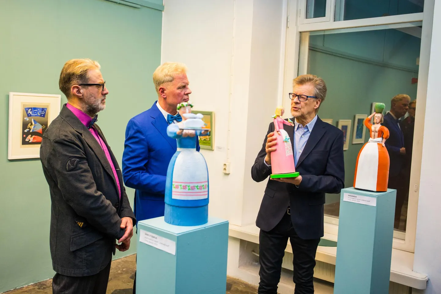 Jeroma Tabell (paremal) jutustab Raivo Riimile (vasakul), Riho Hütile ja kunstisõpradele, millised võtted ja mõtted peituvad tema skulptuurides.