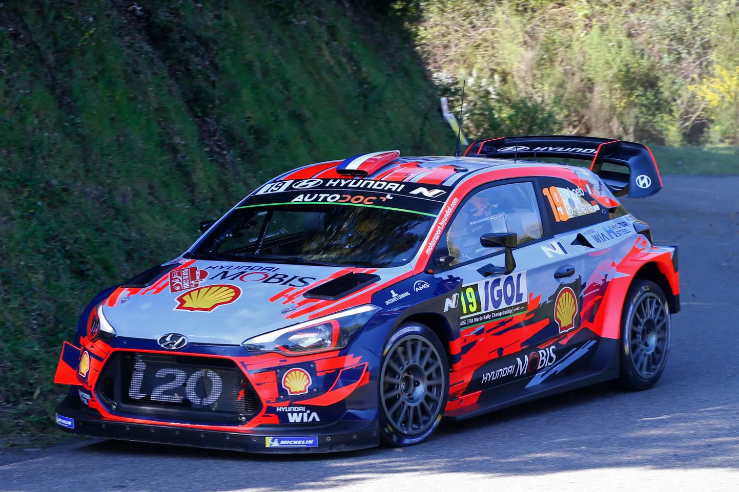 Sebastien Loeb koos kaardilugeja Daniel Elenaga kihutamas Hyundai i20 Coupe WRC-masina roolis Korsika rallil.