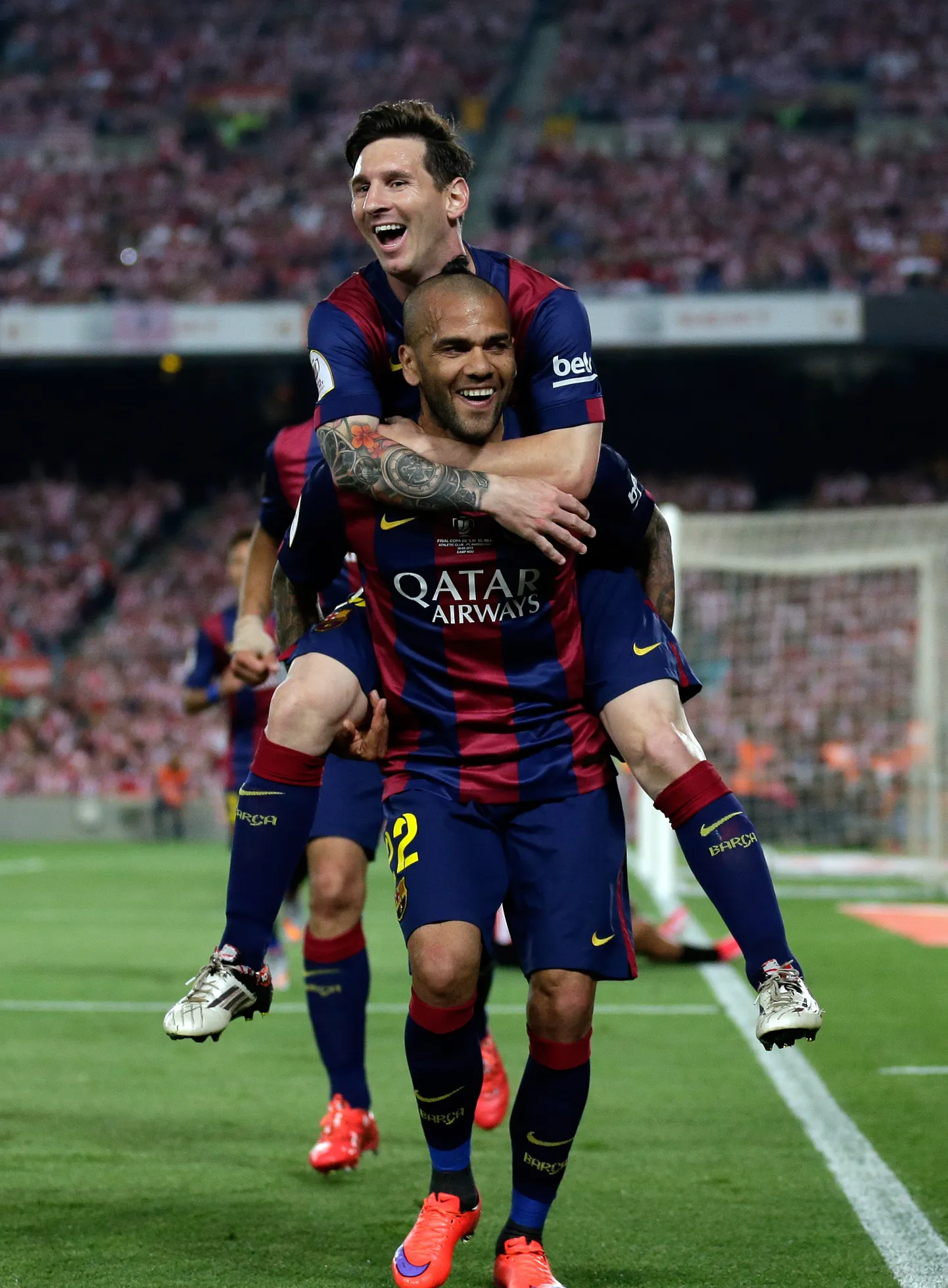 Dani Alves (alumine) 2015. aastal Barcelona särgis. Tema kukil on tänavu suvel klubist lahkunud Lionel Messi.