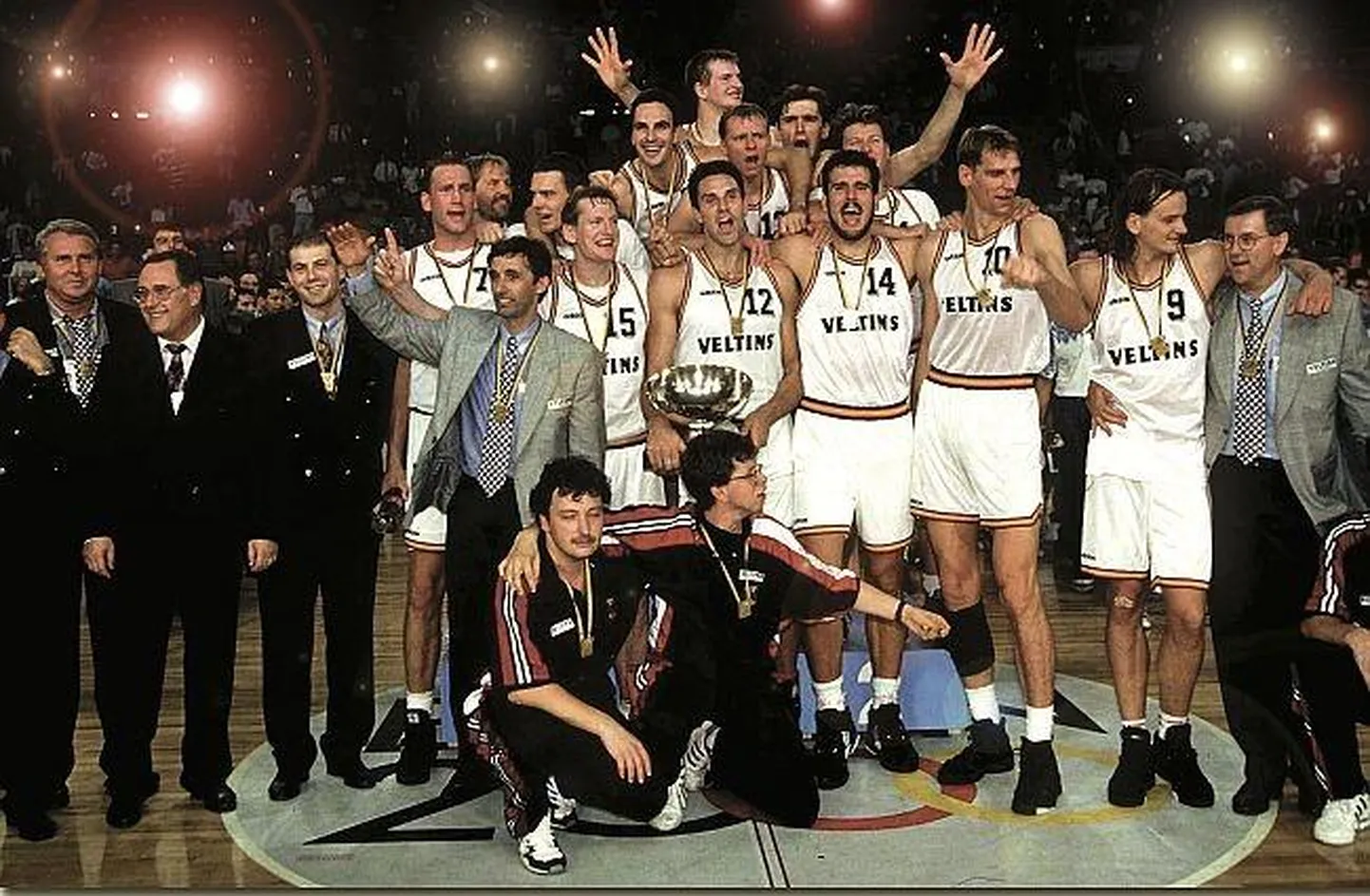 Saksamaa korvpallikoondis tähistamas 1993. aasta Euroopa meistri tiitlit. Kodust EM-finaalturniiri alustati 103:113 kaotusega Eestile ja vahegrupist pääseti edasi viimasena. Play-off-mängudes alistati aga esmalt Hispaania 79:77, siis poolfinaalis Kreeka 76:73 ja finaalis Venemaa 71:70.