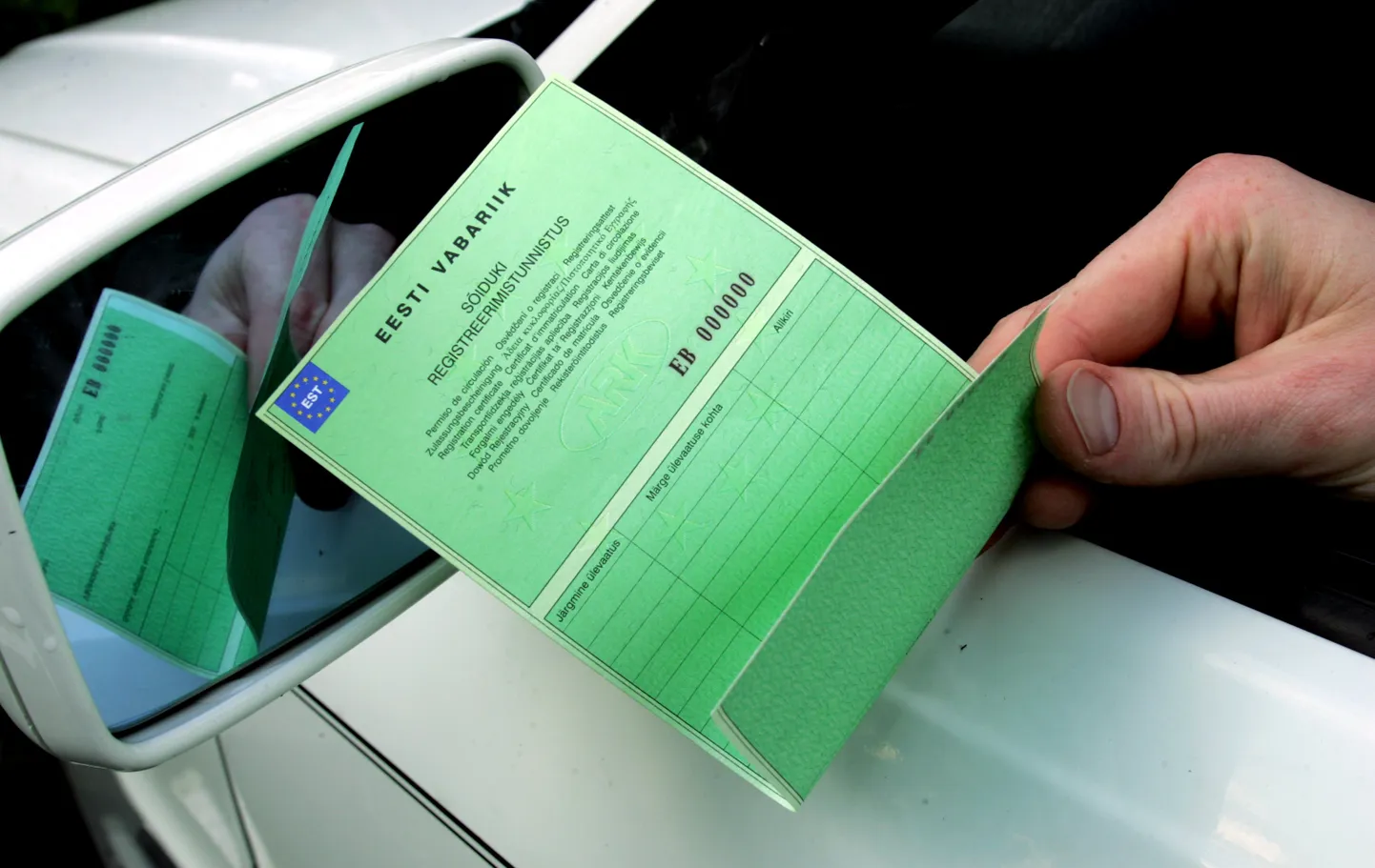 Piirivalvurid tabasid Luhamaa piiripunktis Eesti numbrimärkidega sõiduki, mille juhil tuvastati võltsitud registreerimistunnistus. Foto on illustratiivne.