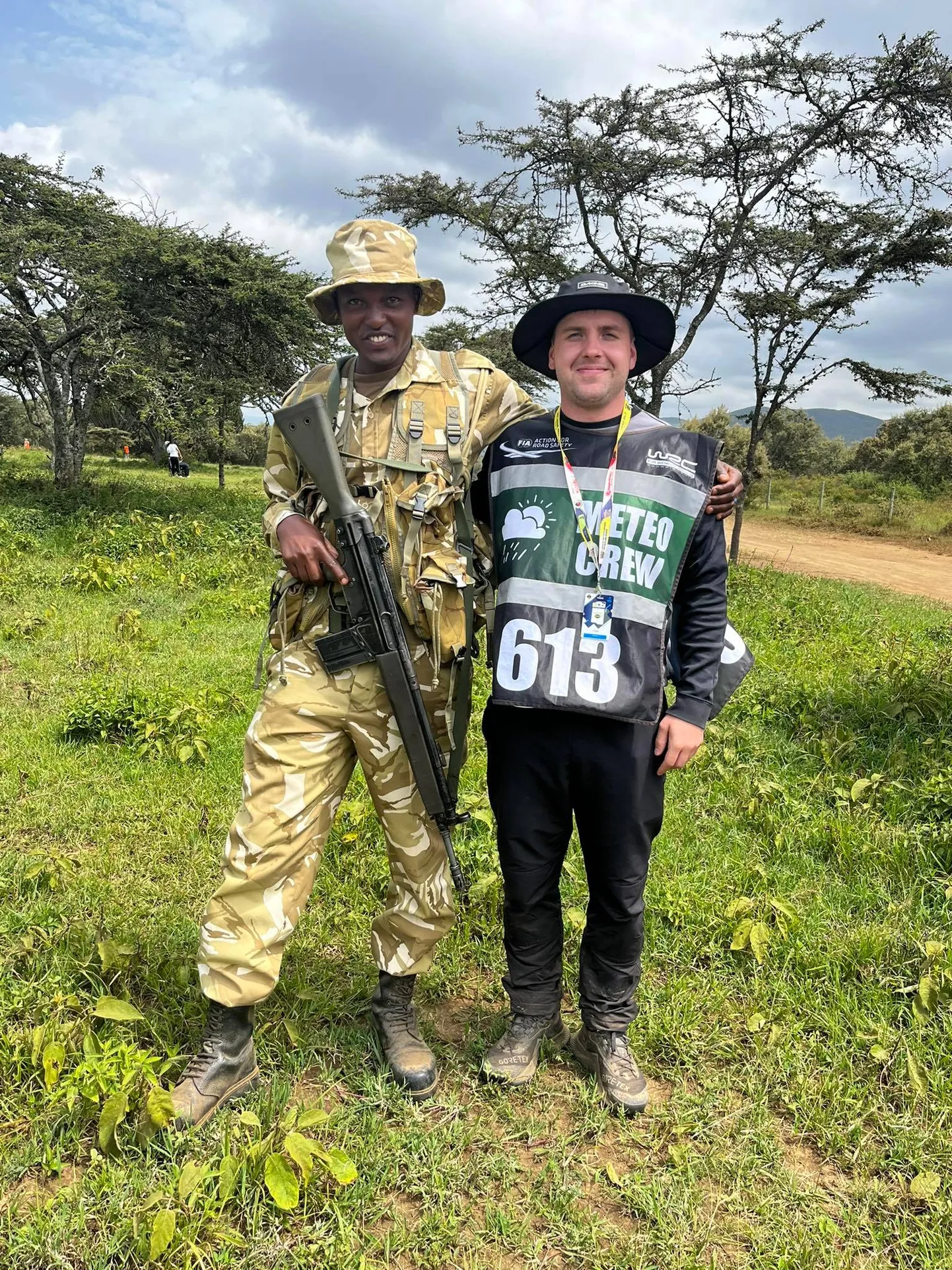 Hendrik Kraav (paremal) sai Keenias M-Spordi meeskonna heaks tööd teha vaid relvaga turvajaga koos, kes kaitses teda metsikute loomade eest.