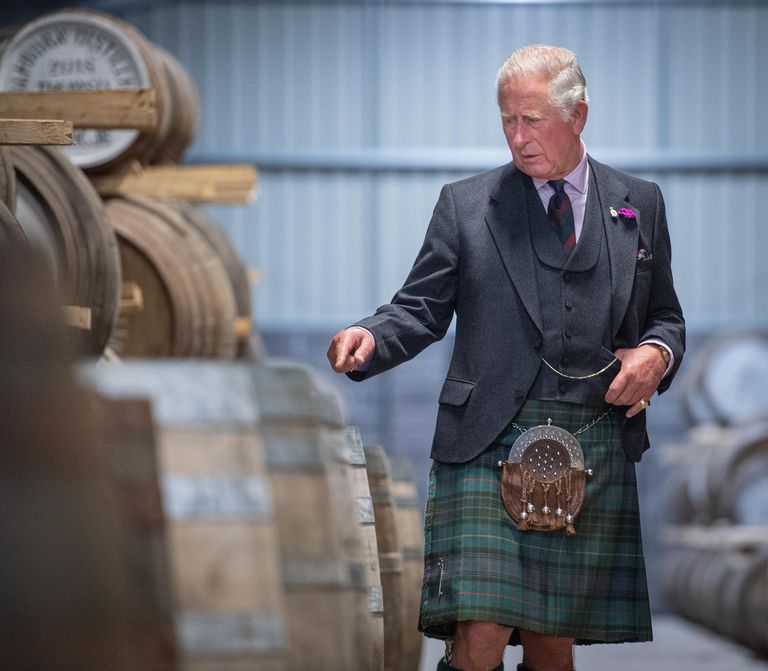 Prints Charles külastas Šotimaal Wolfburni viskitehast