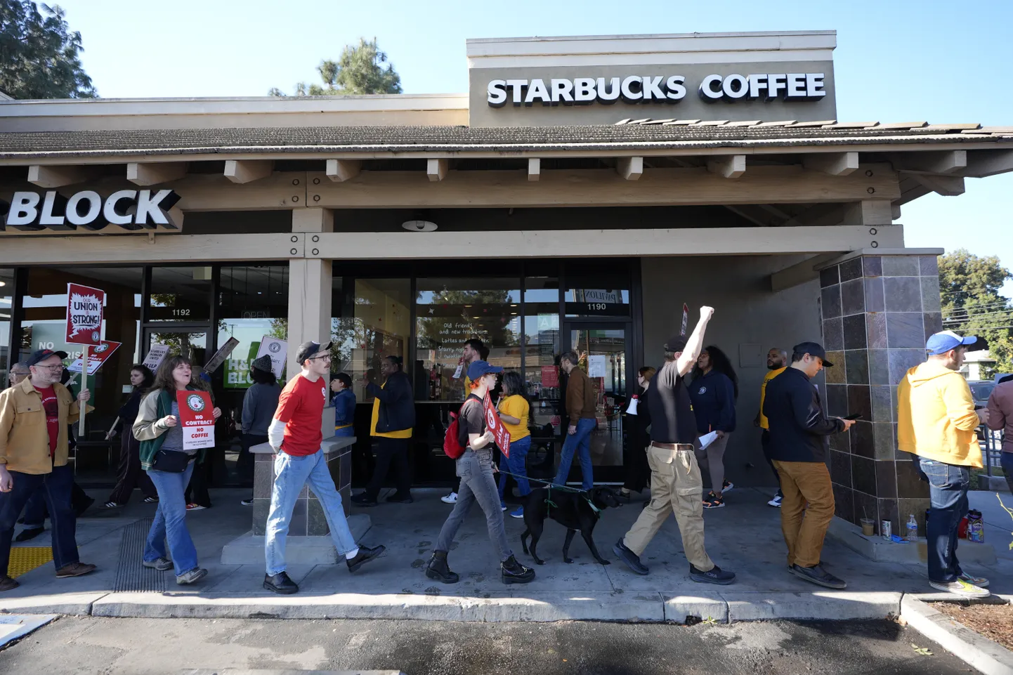 Starbucksi baristad ja teised töötajad alustasid viiepäevast streiki, protestides edusammude puudumise üle läbirääkimistel ettevõttega, reedel, 20. detsembril 2024, Burbankis Californias.