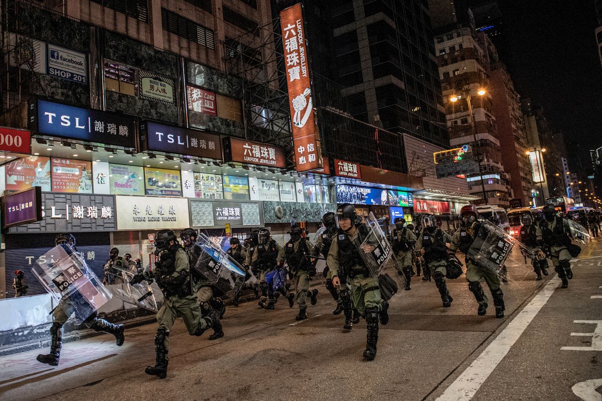 Märulipolitsei ründamas meeleavaldajaid Hongkongis Nathan Roadil 1. detsembril 2019.
