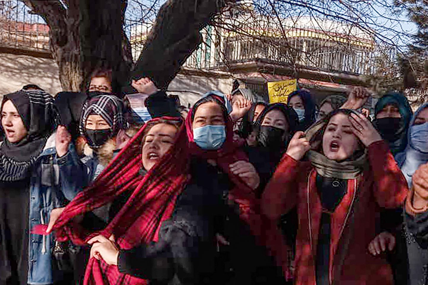 Афганские женщины скандируют лозунги в знак протеста против запрета на университетское образование для женщин в Кабуле, 22 декабря 2022 года.