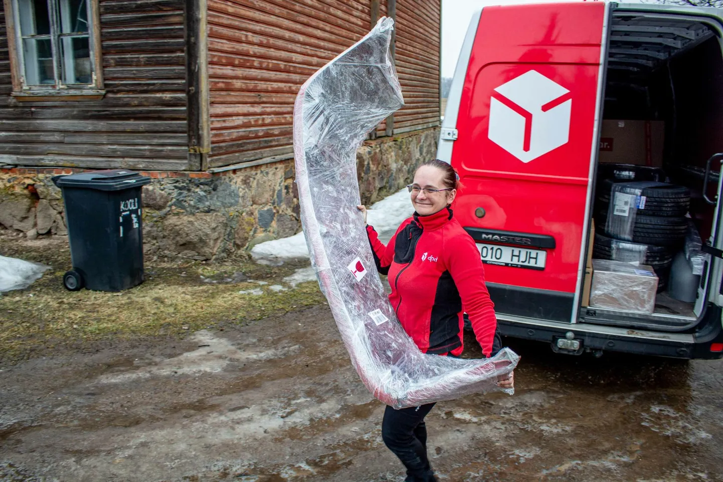 Üks suuremaid kaupu, mis Mariliis Nõmmel tuli omanikuni toimetada, on auto stange.