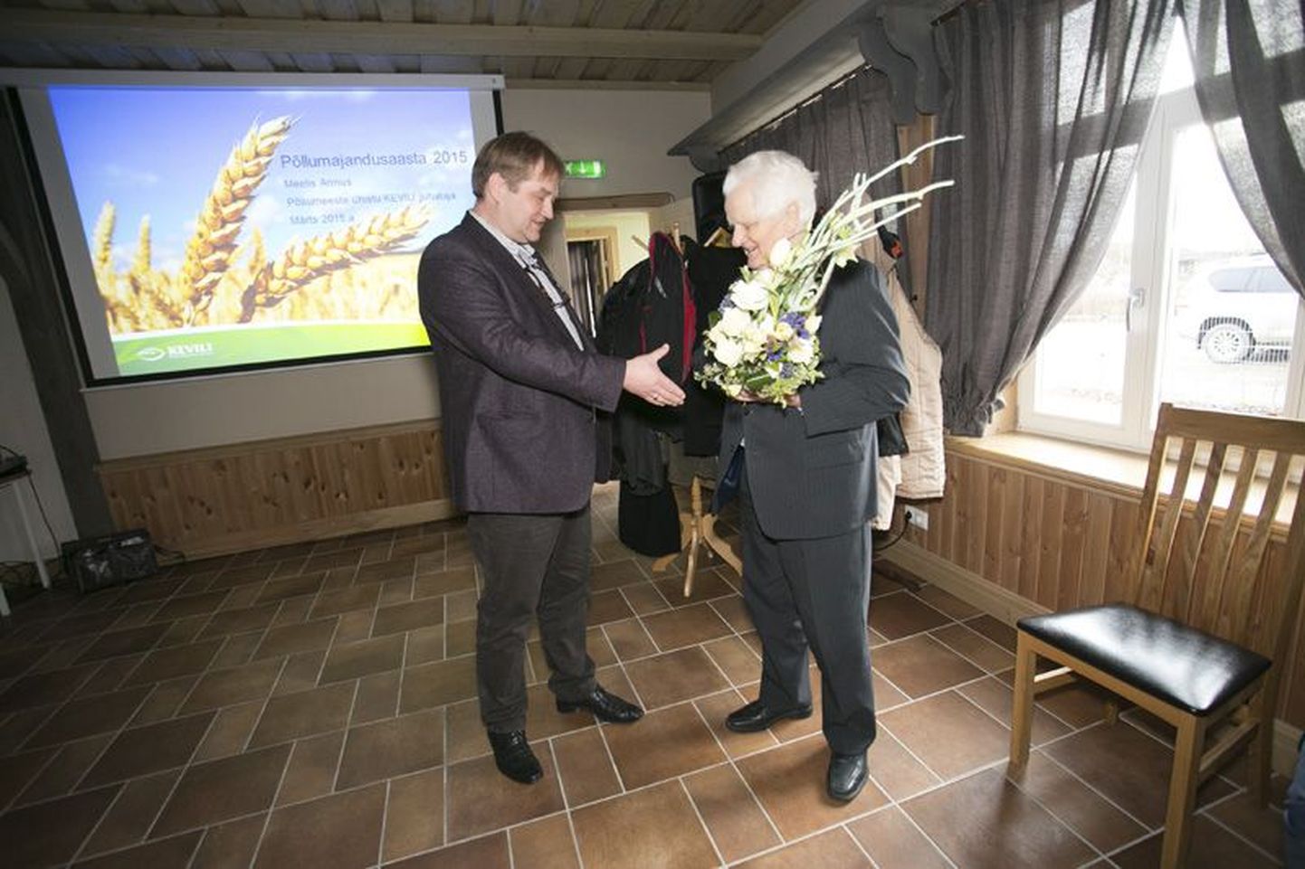 Eilsel Virumaa Põllumeeste Liidu üldkoosolekul käis ka põllumajandusminister Ivari Padar, et isiklikult anda Ülo Niisukesele üle ministeeriumi kuldne teenetemärk.