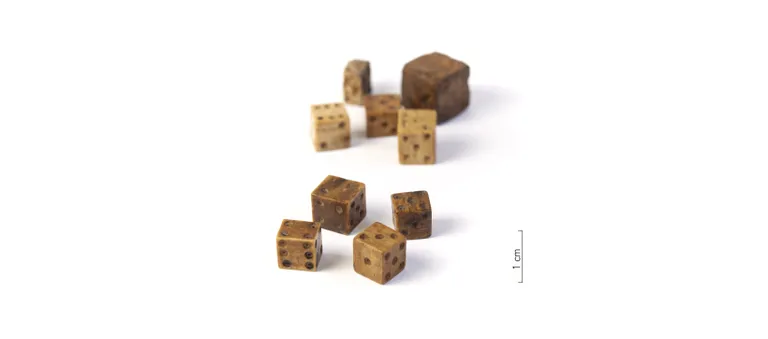 Luutäringud Raekoja platsilt. (AI 4061: 3361, 3276, 3302, 4583 (esiplaanil), 2978, 2703, 2282, 1263, 445 (tagaplaanil); foto: Jaana Ratas)