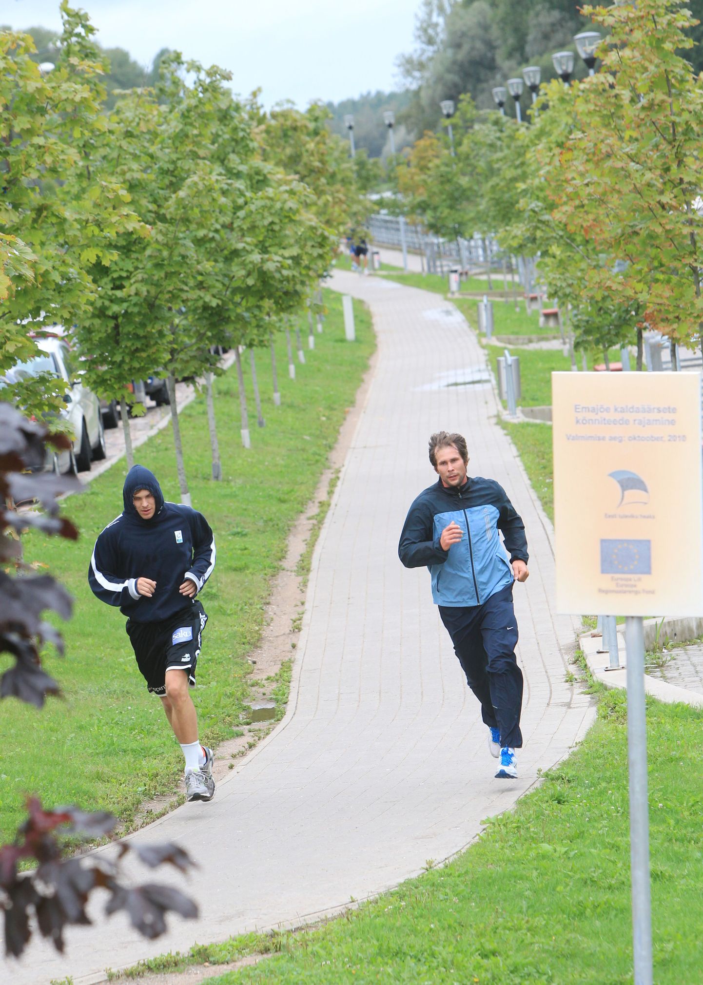 TÜ/Rocki mängijad Emajõe ääres jooksmas (pildil Augustas Peciukevicius ja Valmo Kriisa).
