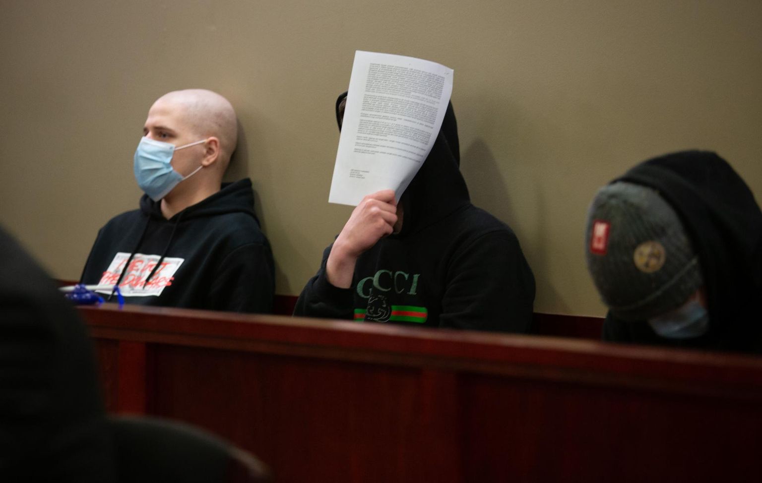 Tartu maakohus mõistis kolmapäeval süüdi kolm noorukit, kes eelmise aasta 13. märtsil tapsid tuttava 21-aastase noormehe eriti piinaval ja julmal viisil. 