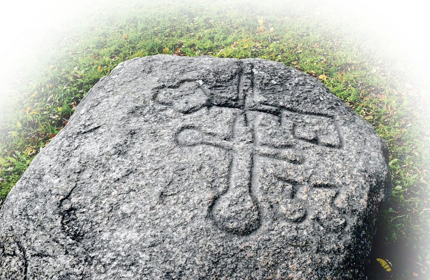 Rahumäe kalmistu vastas üle Jaama tänava laiub suur maakivi, millel on Tartu vapi lihtsustatud kujutis. Tõenäoliselt on tegu linna maavalduste piiri tähisega, kuid mis ajast ja kust see pärit, on teadmata.
