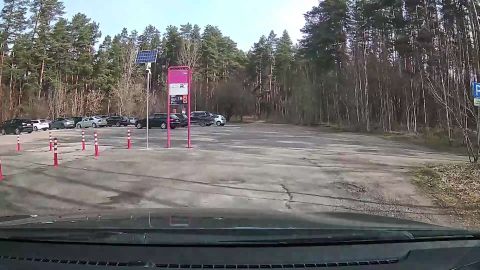 VIDEO ⟩ Šoferis saņem sodu, jo piecu minūšu laikā nepaspēj samaksāt par stāvvietu