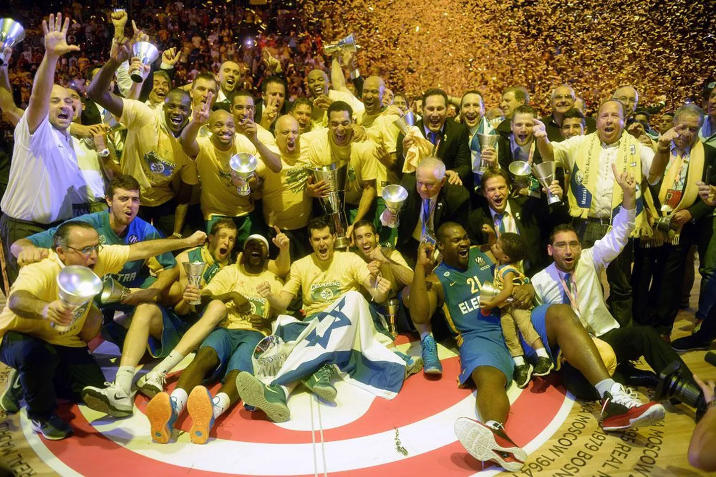 Maccabi mängijad, treenerid ja taustajõud Euroliiga võitu tähistamas.