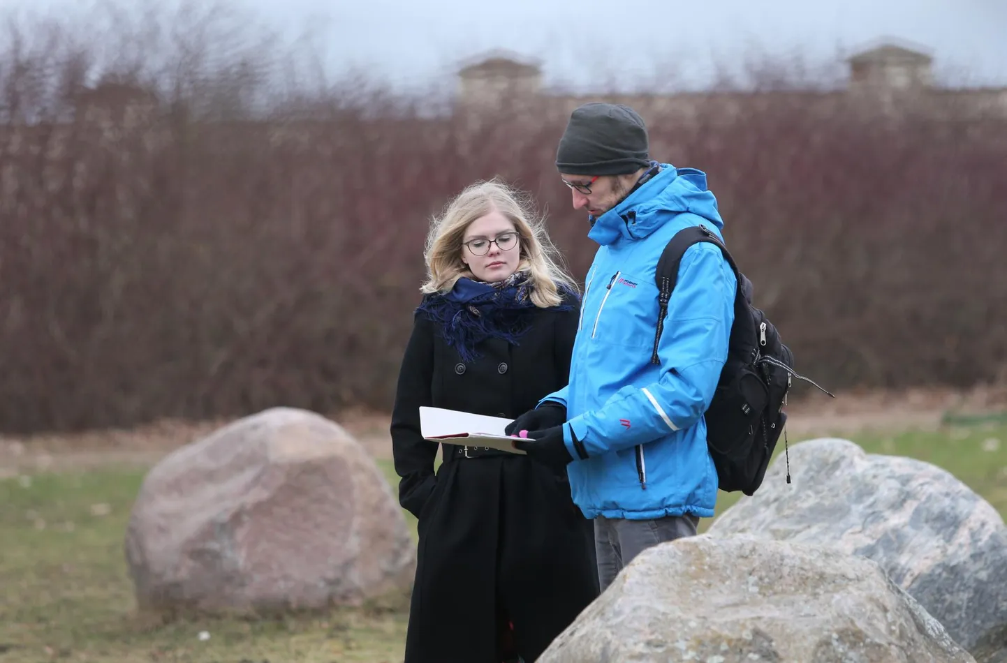 Tartu kunstimuuseumi direktori kohusetäitja Joanna Hoffmann ja TajuRuumi maastikuarhitekt Andres Viitkar pargiosas, kuhu peaks seatama Anton Starkopfi «Väsinu».