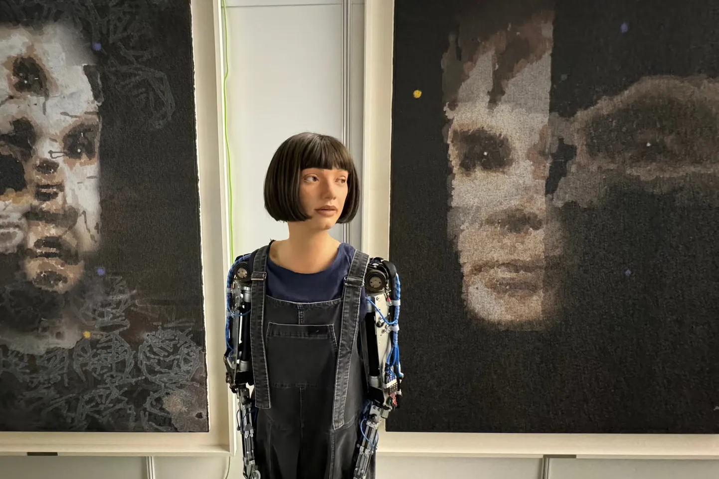 Ai-Da on maailma esimene robot-kunstnik, kelle uusim teos, arvutiteaduse teerajaja Alan Turingi portree, läheb peagi Londoni Sotheby’si oksjonimajas haamri alla.