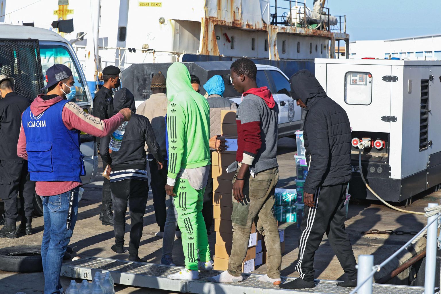 Migrandid Tripoli mereväebaasi saabumas.