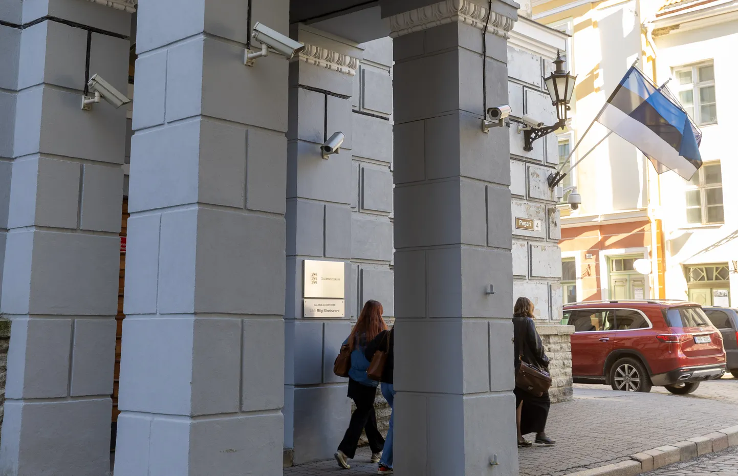 Valvekaamerad siseministeeriumi ees.