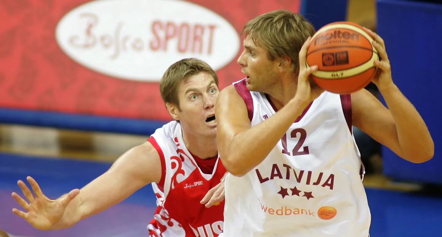Kaspars Cipruss (palliga) Läti koondise särgis.