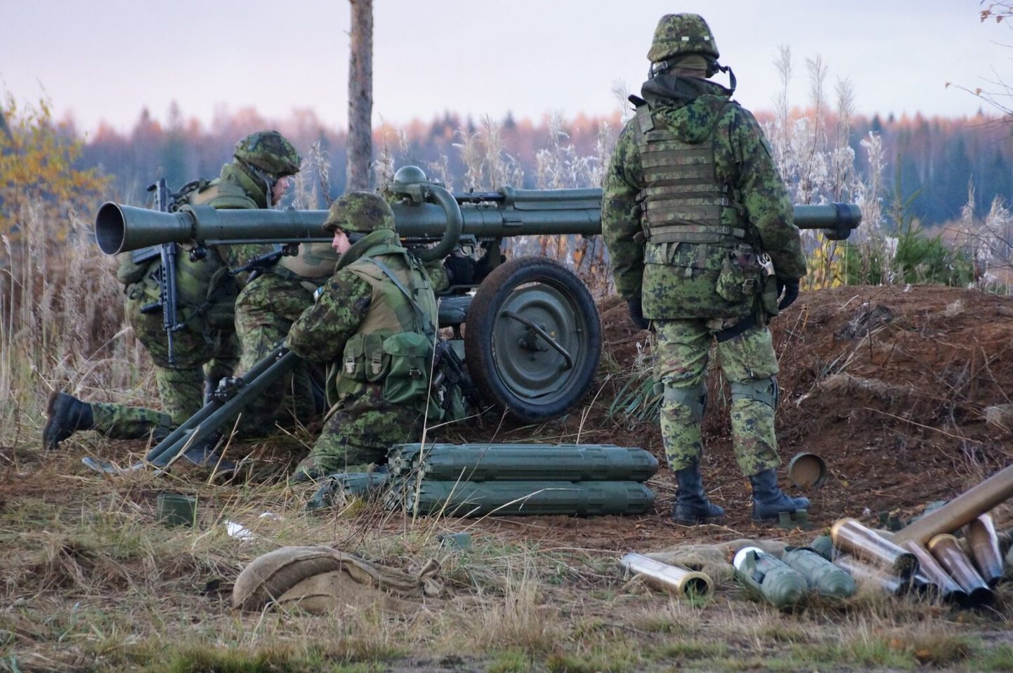 Eesti kaitseliitlased õppusel 90-millimeetrise tagasilöögita tankitõrjekahuriga.