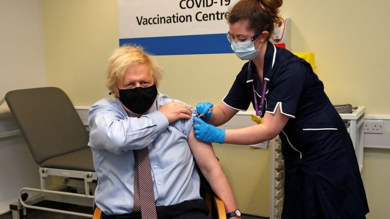 Премьер Британии Борис Джонсон вакцинировался от коронавируса препаратом AstraZeneca