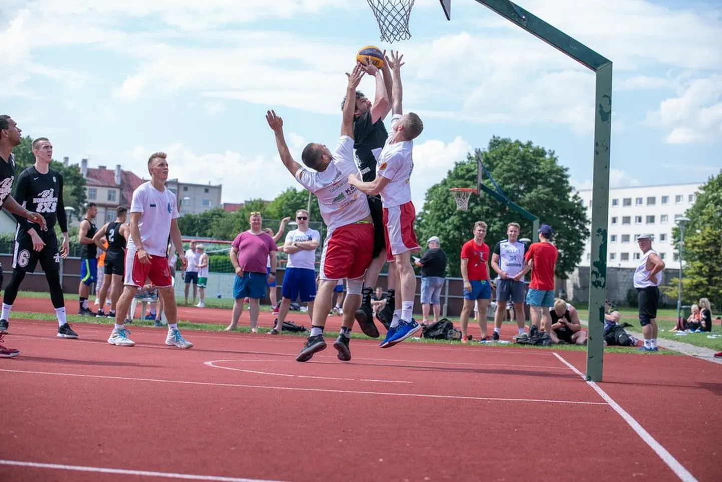 Kahemeetrine Dmitri Krjukov (palliga), kes on kandnud aastate eest maineka Euroliiga klubi Kaasani Unicsi vormi, müttas Rakveres Simuna Spordiklubi meeste vastu.