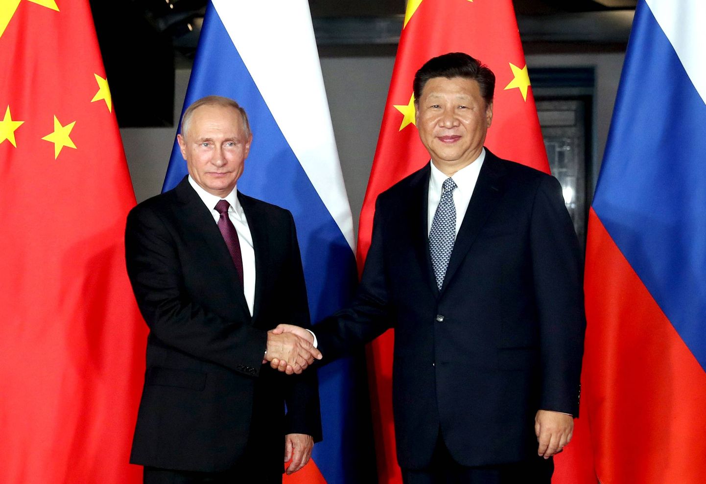 «Mida varem me näitame tahet end kaitsta, nii sümboolselt kui ka praktiliselt, seda väiksem on tõelise õudusunenäo tõenäosus – et Venemaa ja Hiina hakkavad oma taktikaid ja ressursse ühise eesmärgi taha koondama.»

Pildil Vladimir Putin (vasakul) ja Xi Jinping.