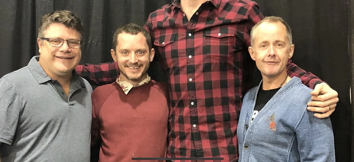 Joonas Suotamo (ruudulises särgis) koos Sean Astini, Elijah Woodi ja Billy Boydiga