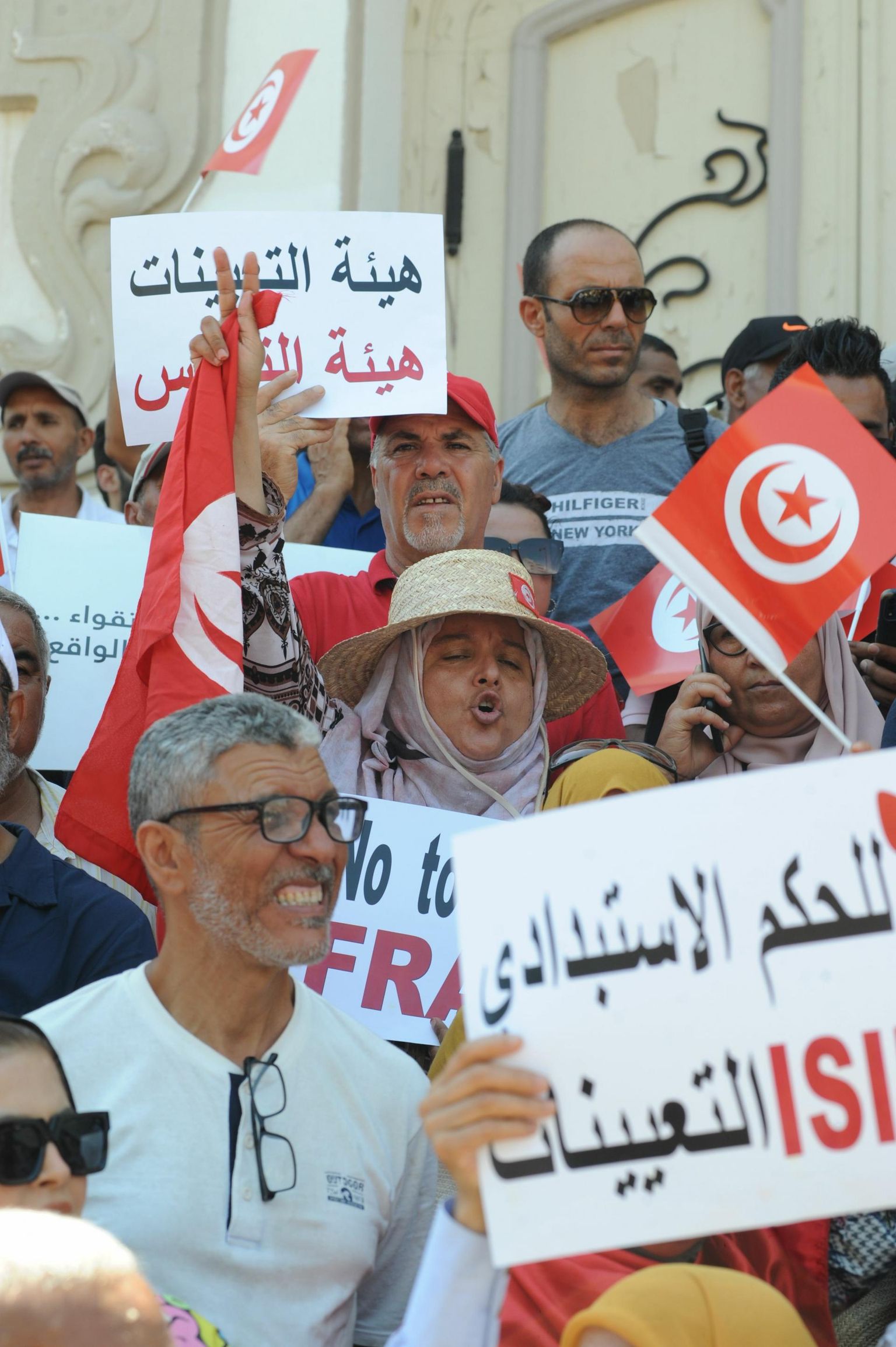 Tuneesia uue põhiseaduse vastased islamistliku Ennahda partei toetajad avaldavad referendumi eel meelt pealinnas Tunises. 