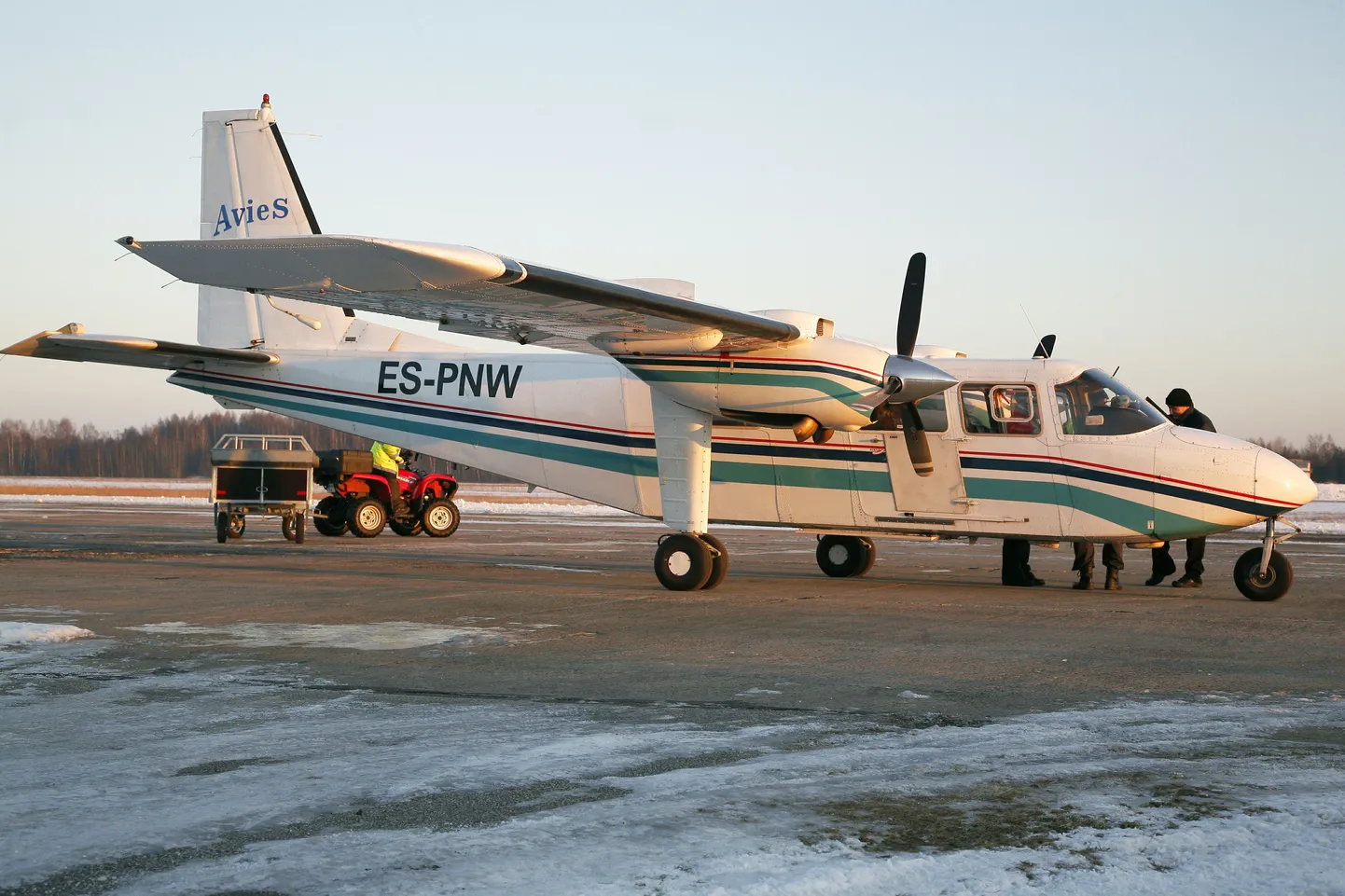 Pärnu ja Kihnu vahel sõitev Aviesi lennuk Pärnu lennuväljal.
