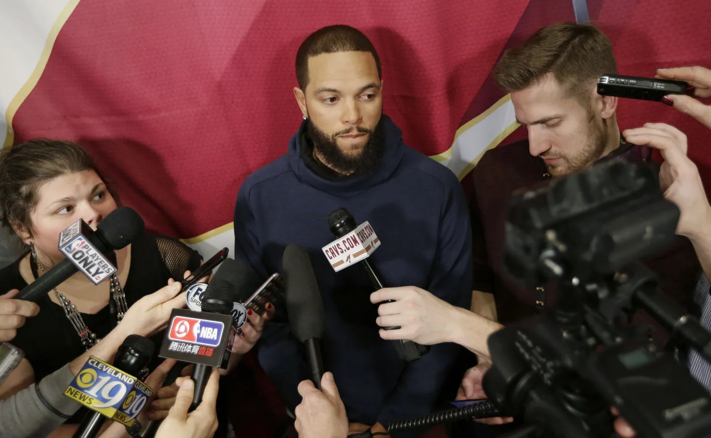 Cleveland Cavaliersi värske täiendus Deron Williams ajakirjanike piiramisrõngas.