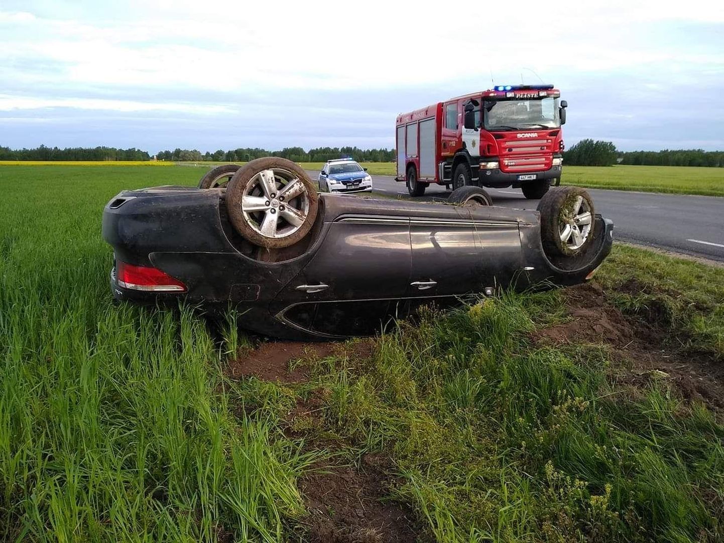 260 km/h kihutanud autojuht kaotas Lexuse üle juhitavuse.