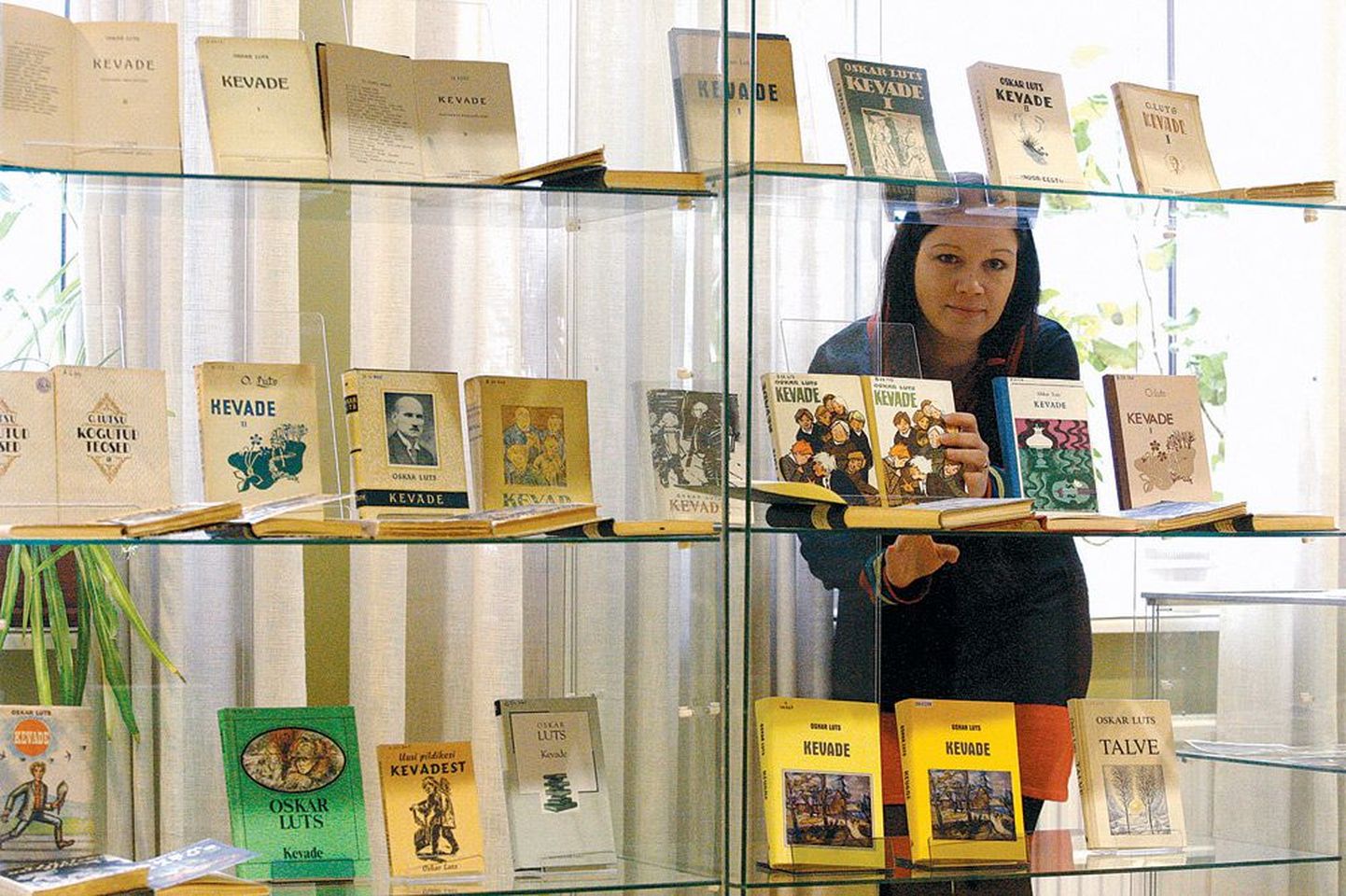 Ühte vitriini on näituse koostajad eesotsas Külliki Kuusega seadnud «Kevade» väljaanded, mida eesti keeles on tänini 21.