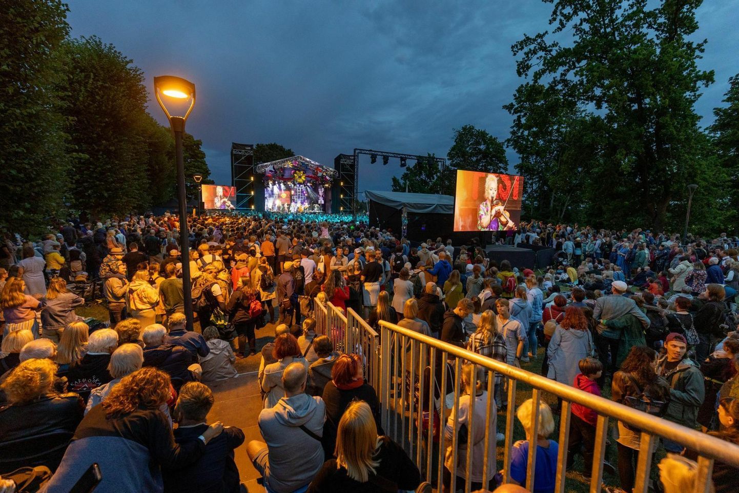 Pärimusmuusika festivali avapäeva rahvarohkeim kontsert oli Teisel Kirsimäel peetud «Folk 30».