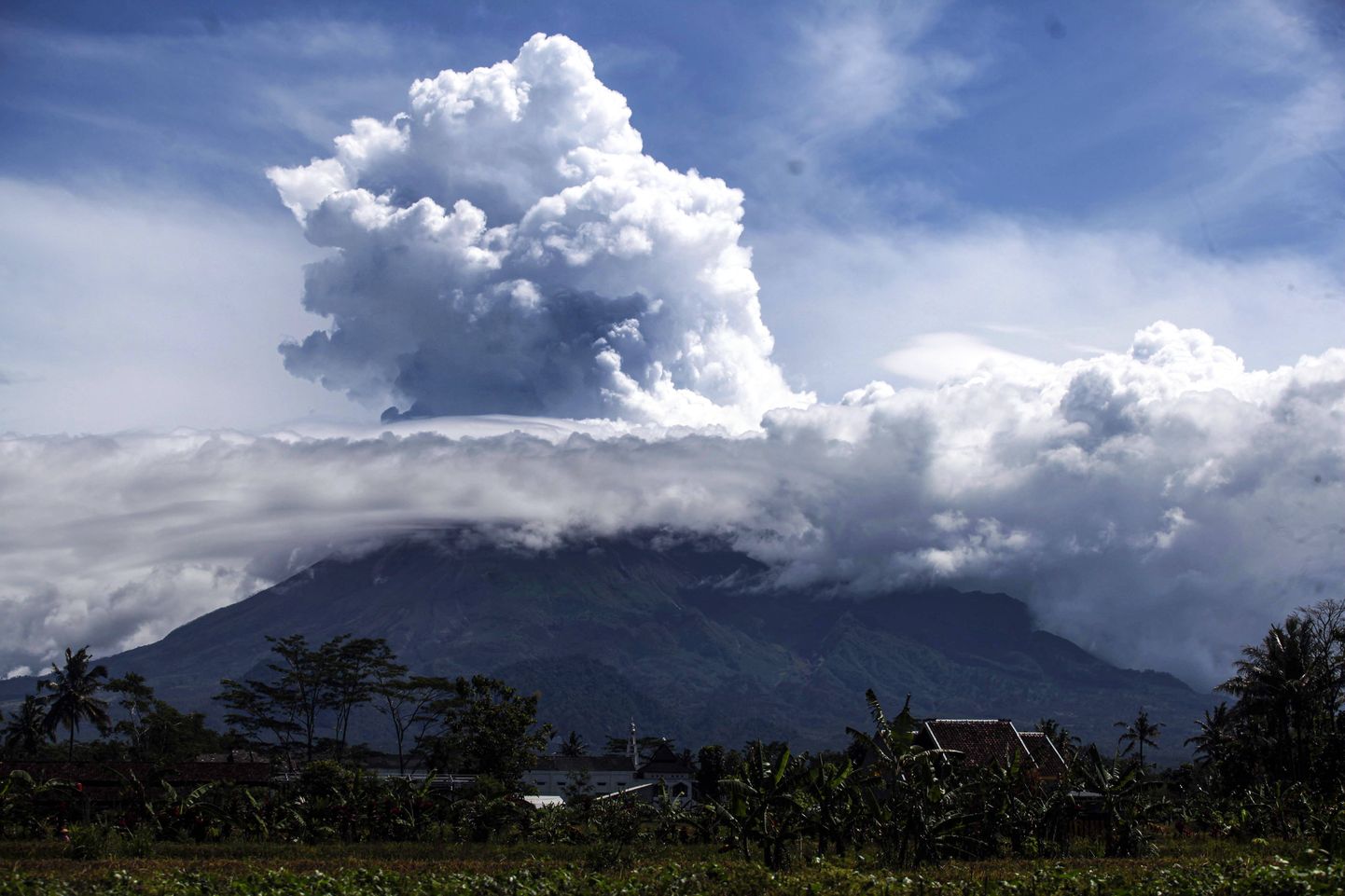 Indoneesia Jaava saare Merapi vulkaan on taas aktiivne.
