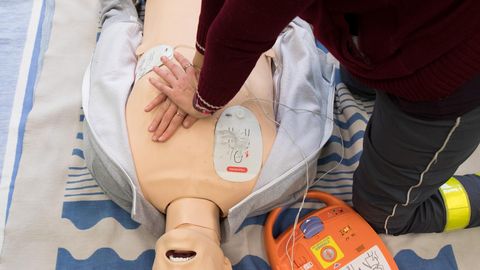 AED-elustamisaparaat. AED-elustamisaparaat.