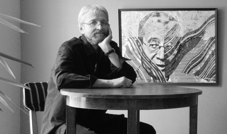 Andrus Peegel (1955-2020) 2011. aastal Tartus Mikkeli galeriis, kus oli üleval tema graafika näitus «Presidendid».