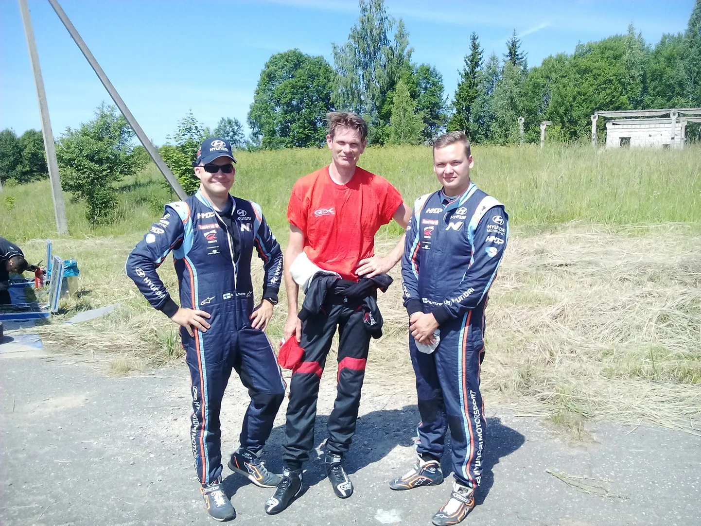 Marcus Grönholm (keskel) Jari Huttuneni ja Antti Linnaketoga